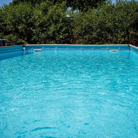 Country With Shared Pool Дом отдыха